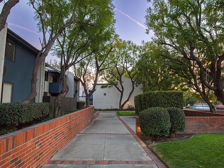 Evria Claremont Apartments — Photo 25