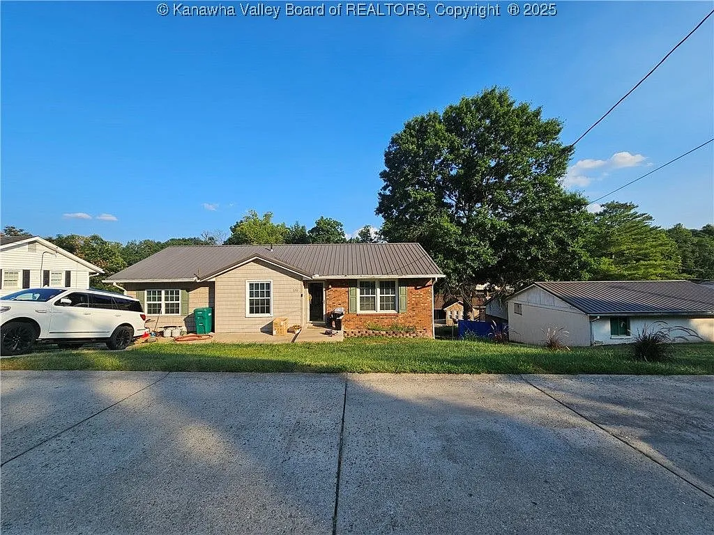 320 Evergreen Cir photo 1