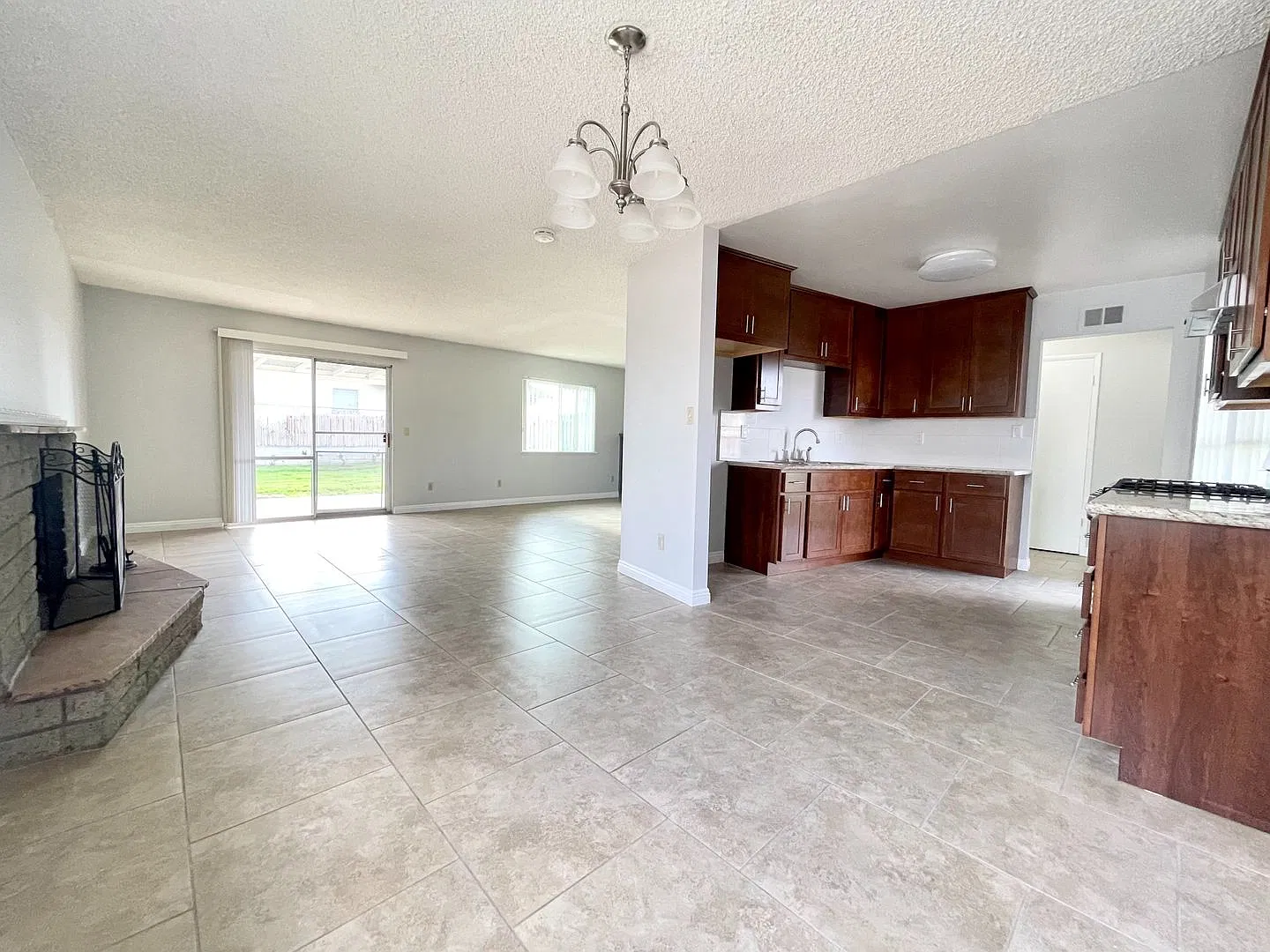 Single Level on a Large Lot! — Photo 3