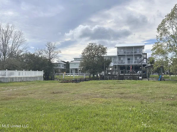 82 Fiber St, Bay Saint Louis, MS 39520