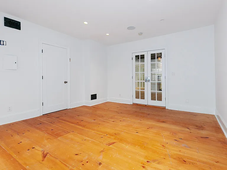 1437 Old Northern Blvd #3 — Photo 8