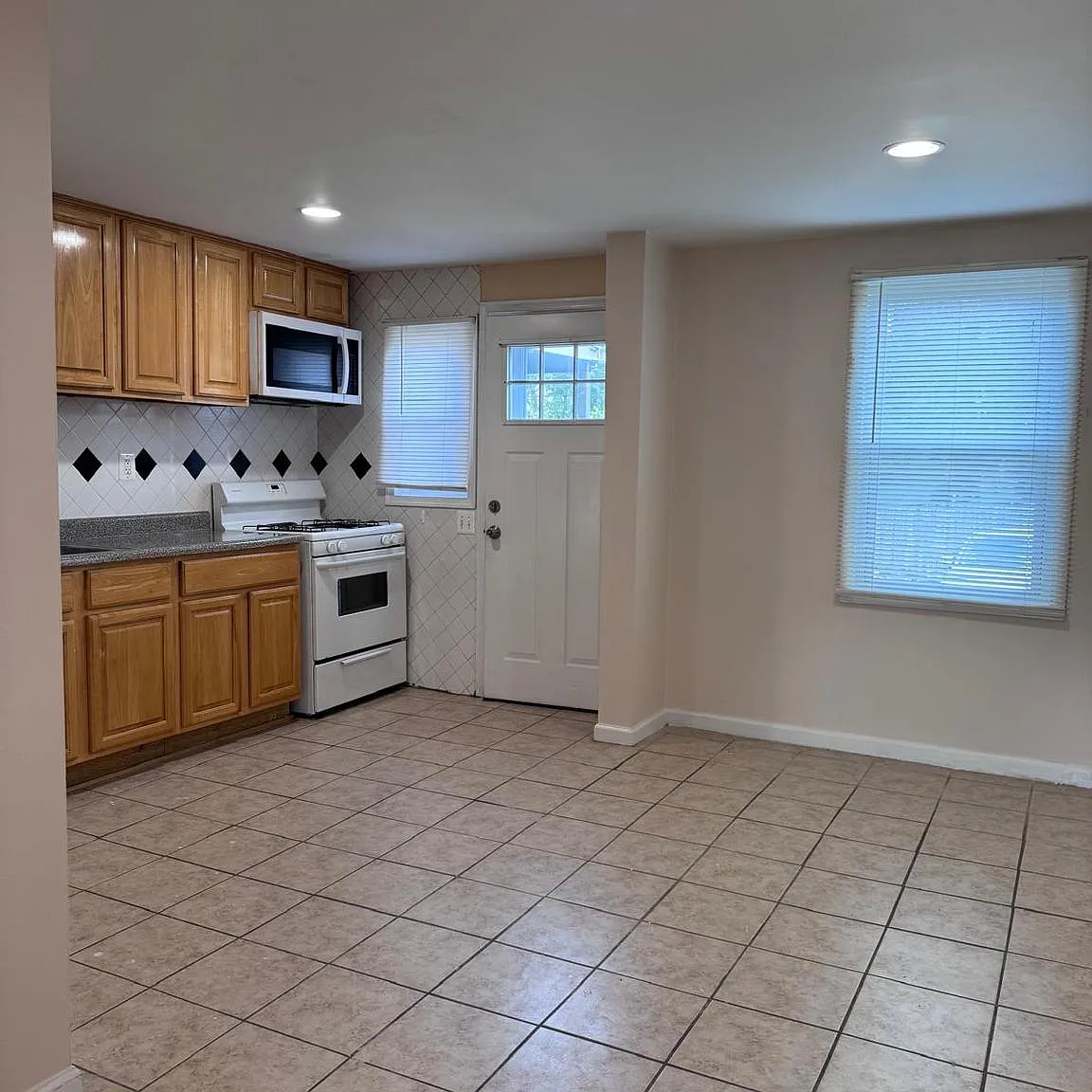 3 bed, 992 sqft, $1,800 — Photo 3