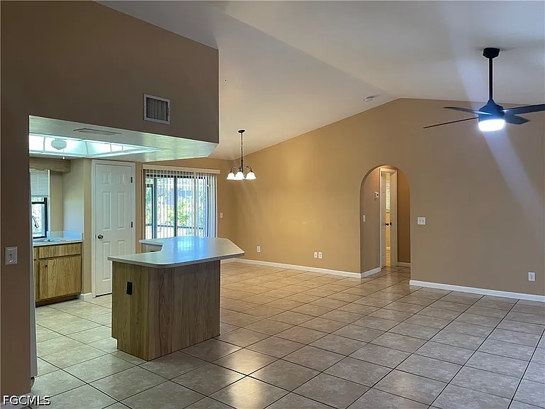 531 SW 36th St — Photo 2