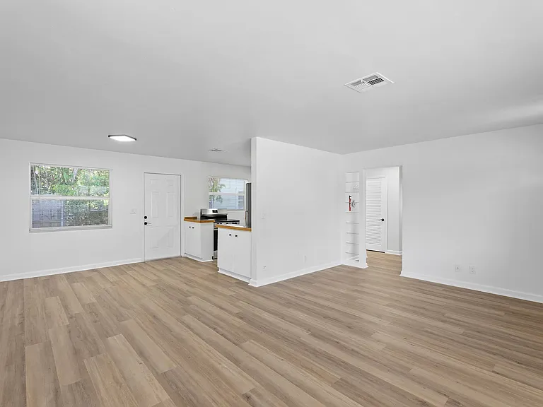 401 42nd St — Photo 9