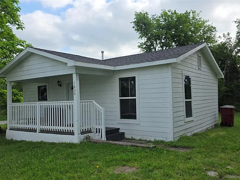 1624 Cedar St — Photo 1