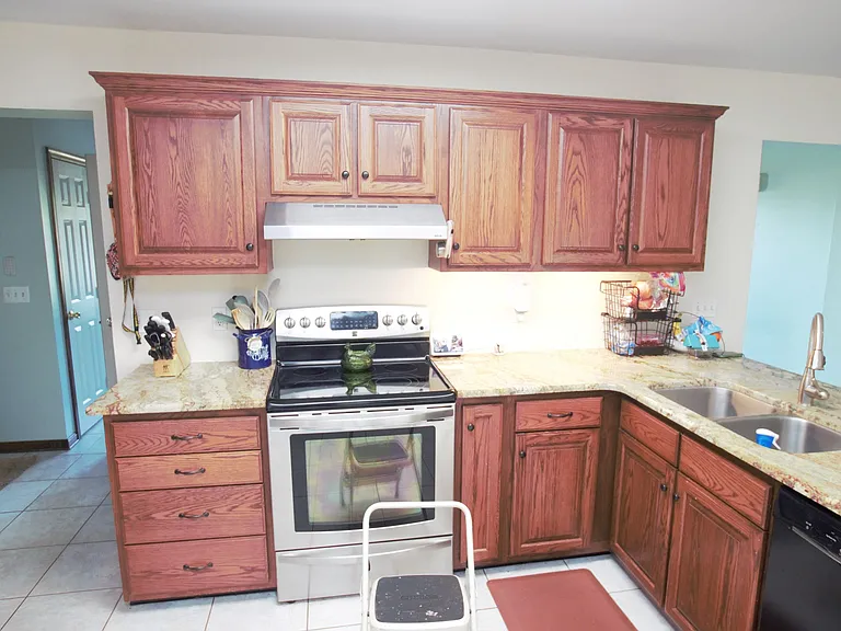 98 Thorndale Cir — Photo 11