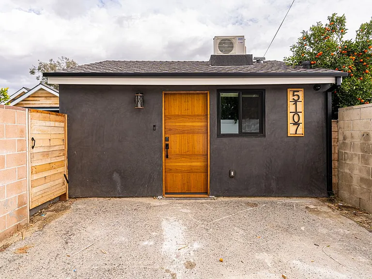5107 Longridge Ave — Photo 1