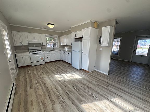 4th image of 2215 Saratoga Dr