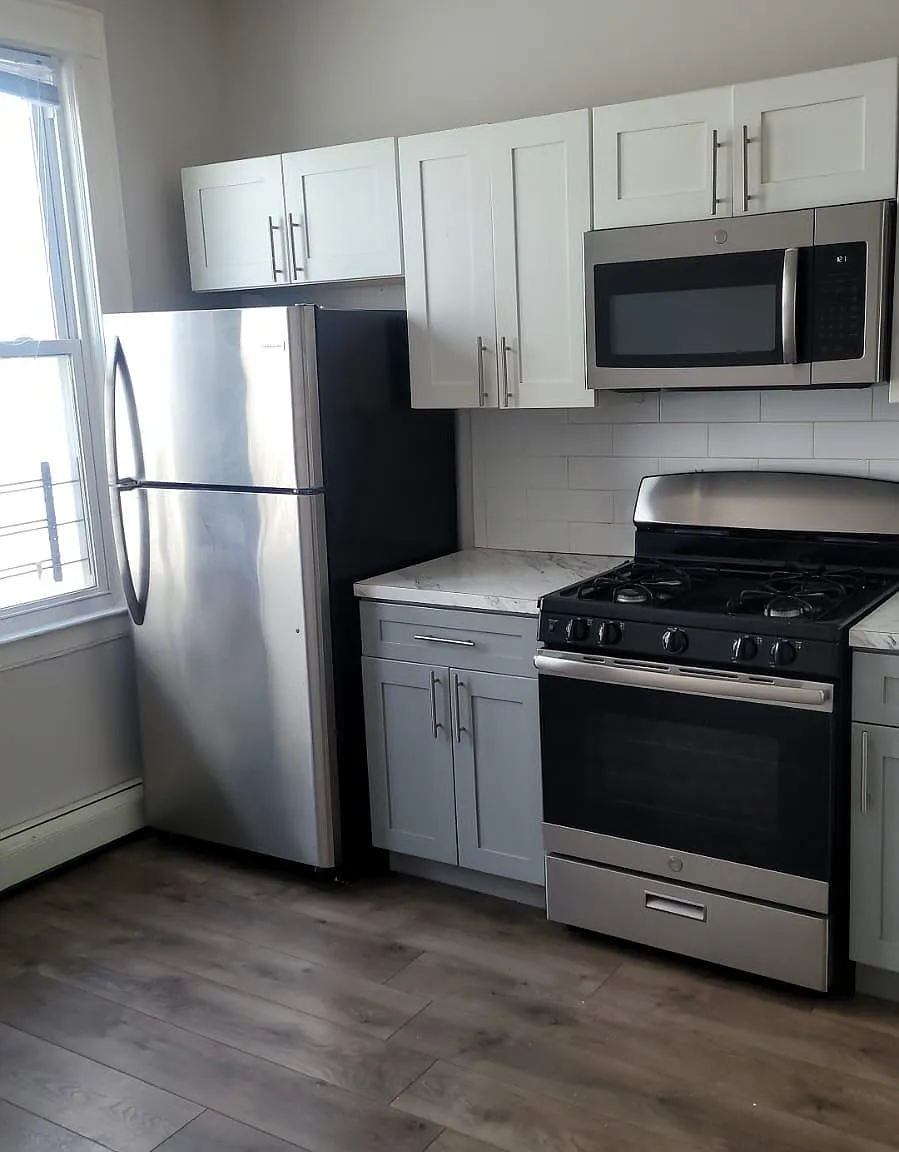 3 bed, 1000 sqft, $2,400 — Photo 2