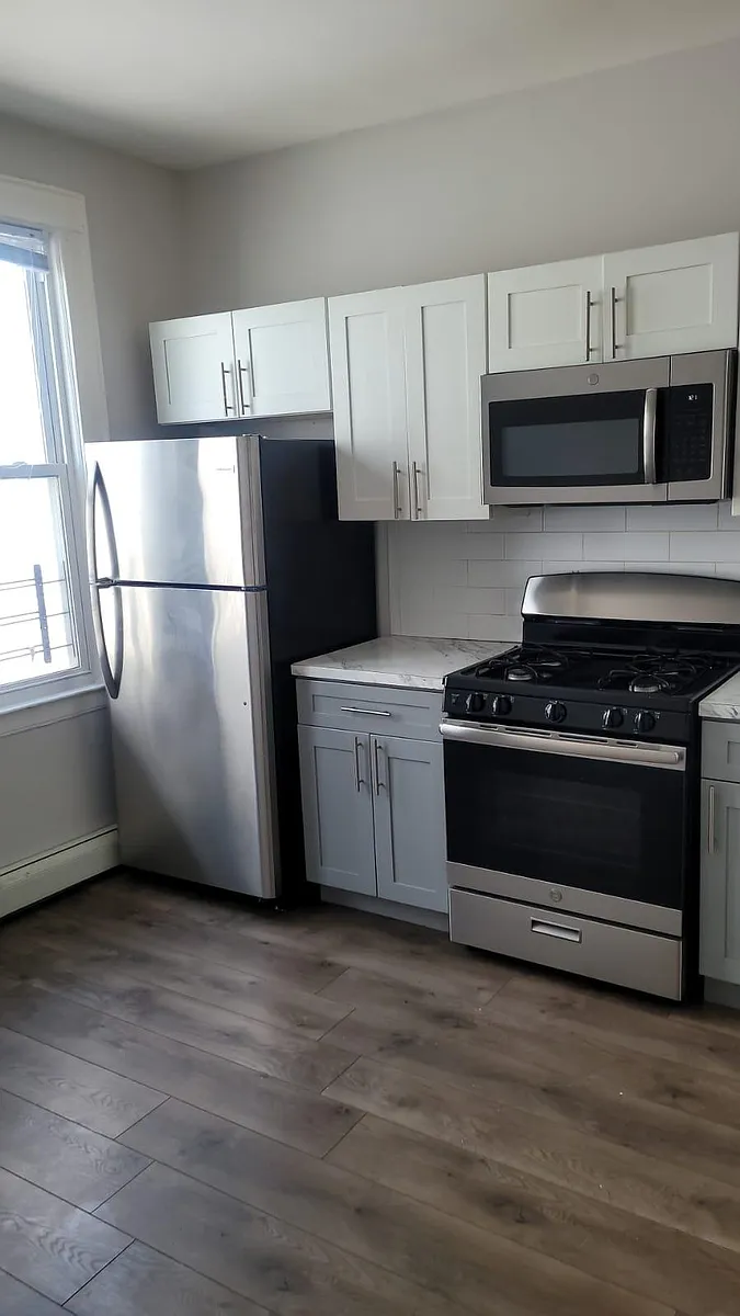 Building Photo - 27 Aldine St #2