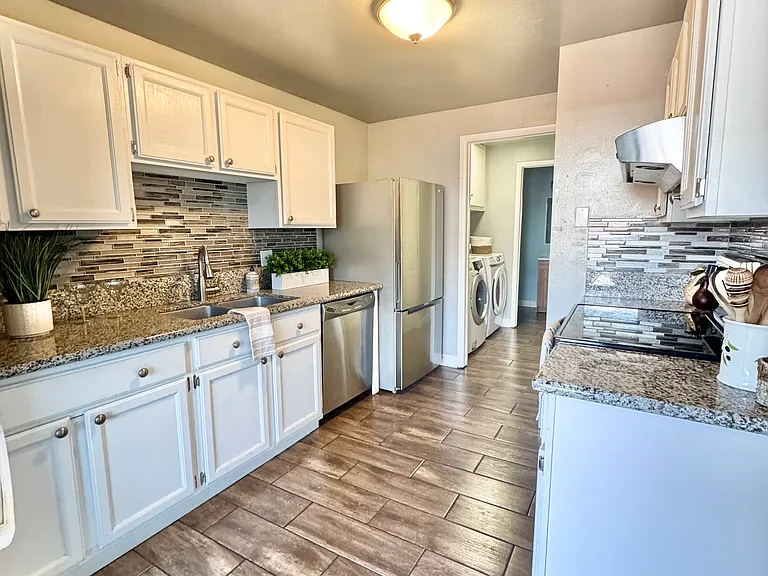 1601 London Cir — Photo 4