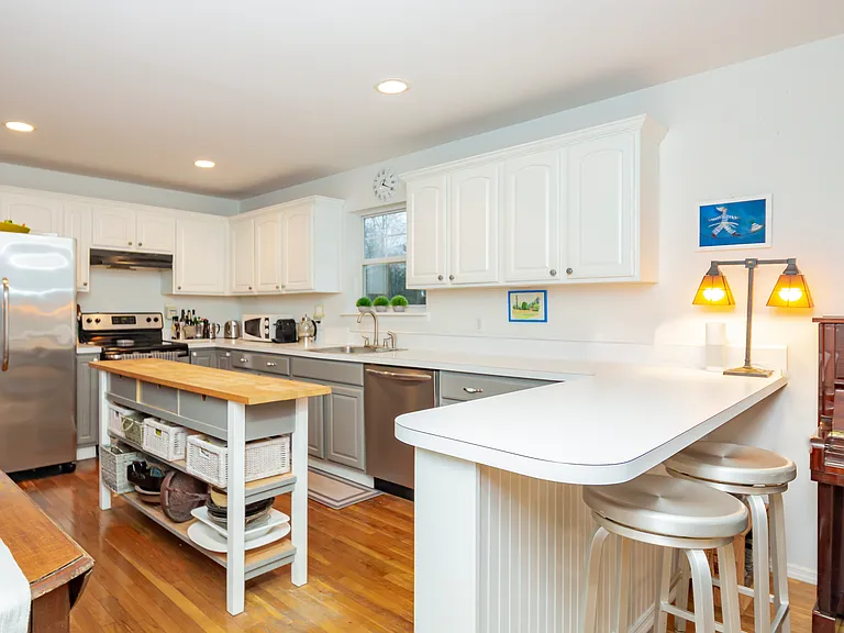 98 Thomas Ave — Photo 8