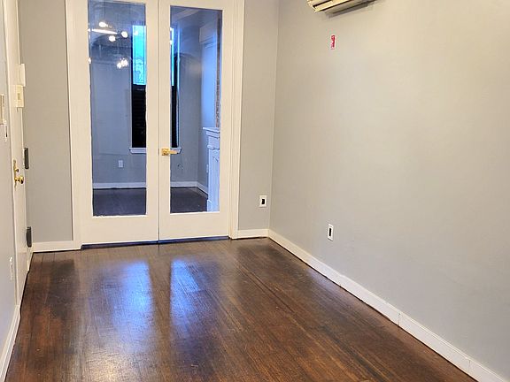 4th image of 1516 Gates Ave #101