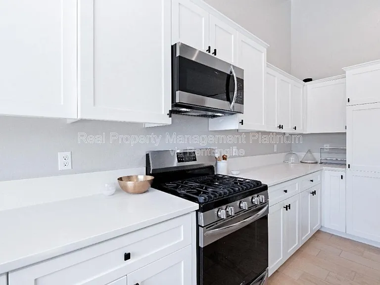 2170 Hermosa Ave — Photo 14