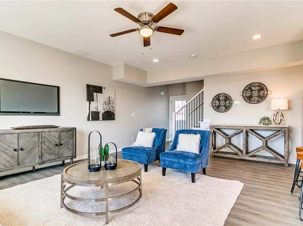 7000 Lake Hill Dr #7-21, Des Moines, IA 50320