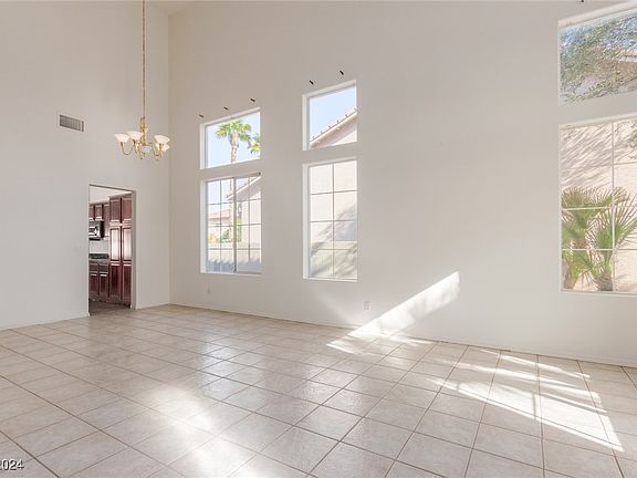 5th image of 1394 Erskine Ave
