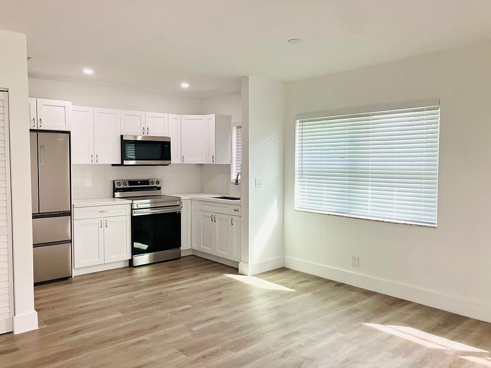 1st image of 800 SE 16th St #4