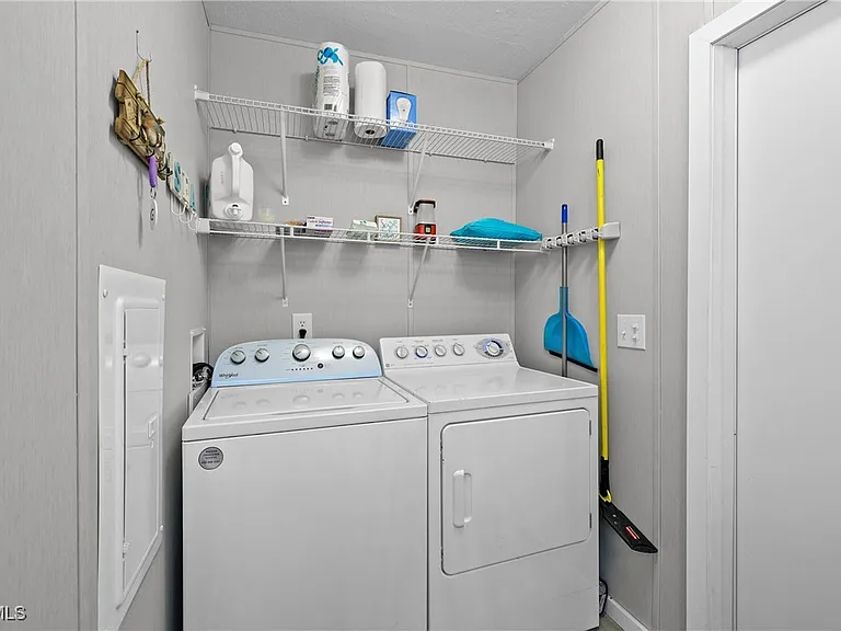 1747 Beverly Dr — Photo 24