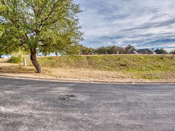 1906 N Chalet Cir, Kerrville, TX 78028