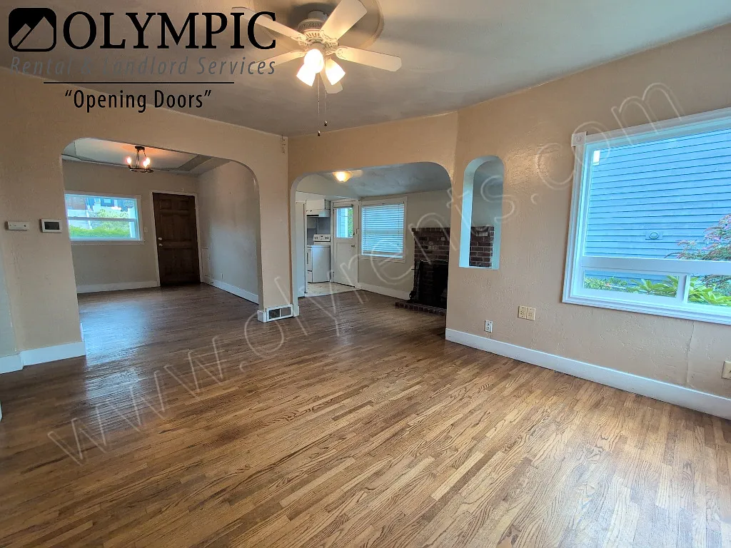 Adorable North End 2 Bdrm Home with peek a boo views of the bay! — Photo 3