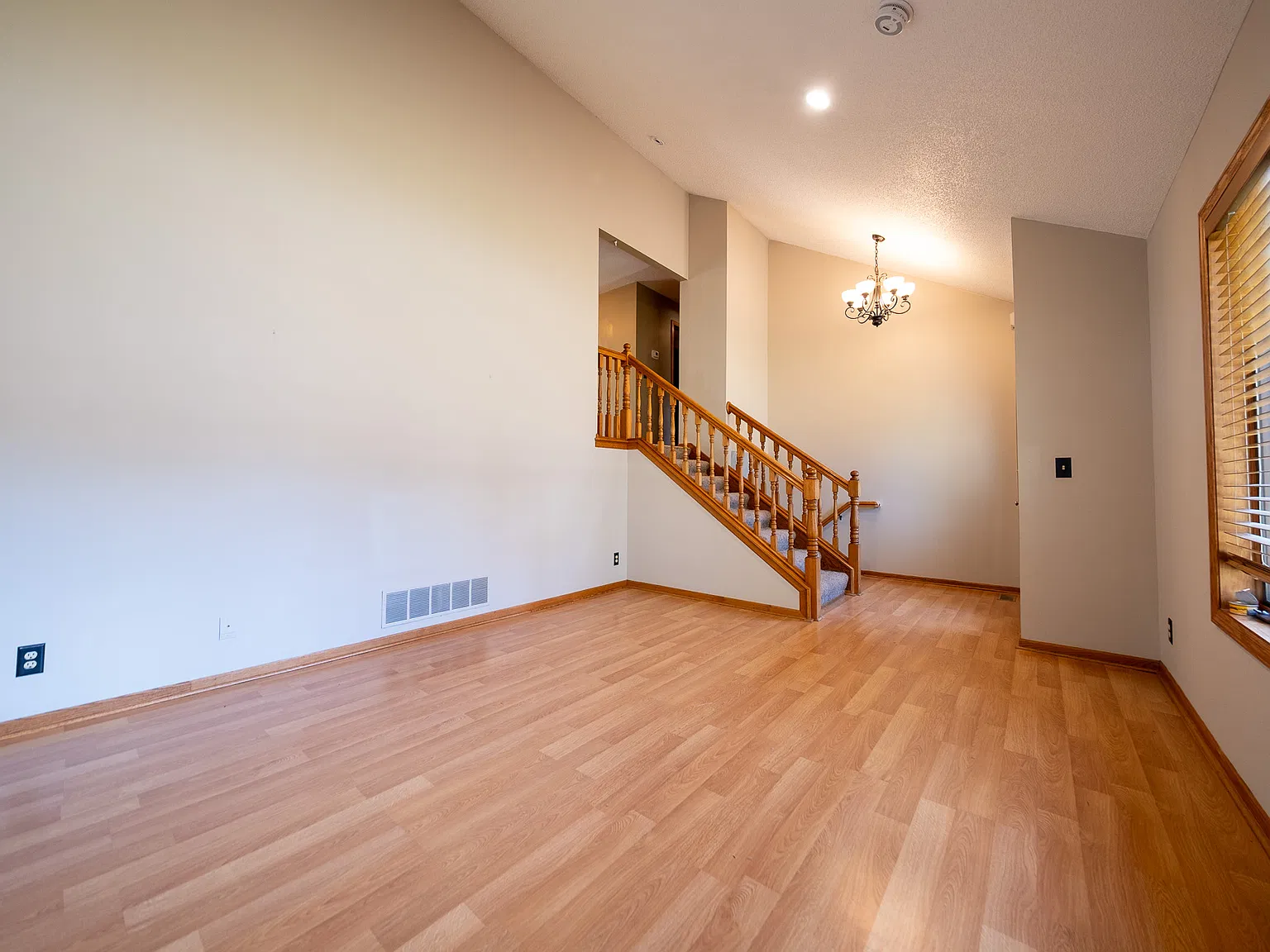 Currie Street North, Maplewood (1654) AB DG1 - 1 — Photo 2