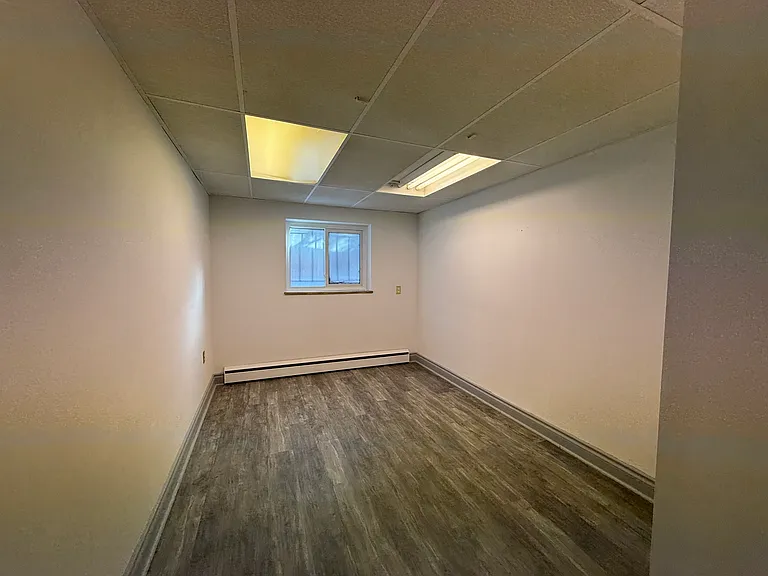 1088 Fennell Ave E — Photo 2