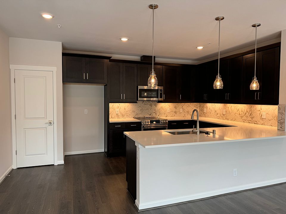 Kitchen, (refrigerator to be provided by the landlord).