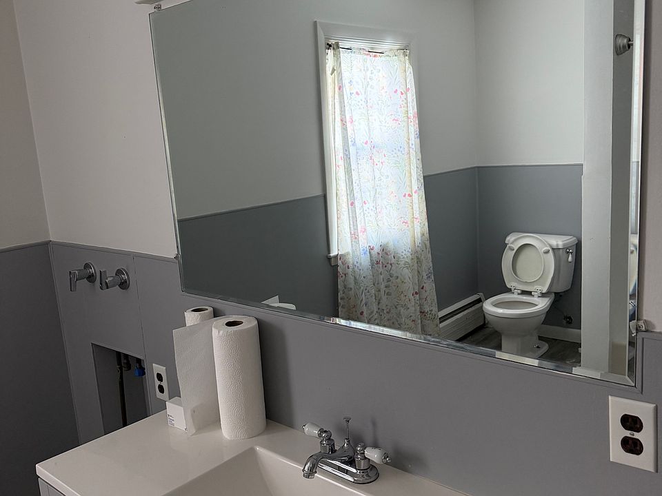 bathroom very larg space