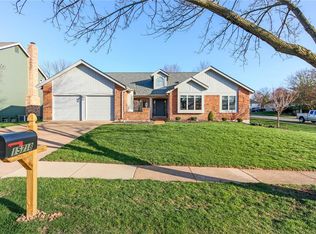 15718 Heathercroft Dr, Chesterfield, MO 63017