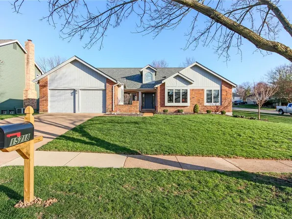 15718 Heathercroft Dr, Chesterfield, MO 63017
