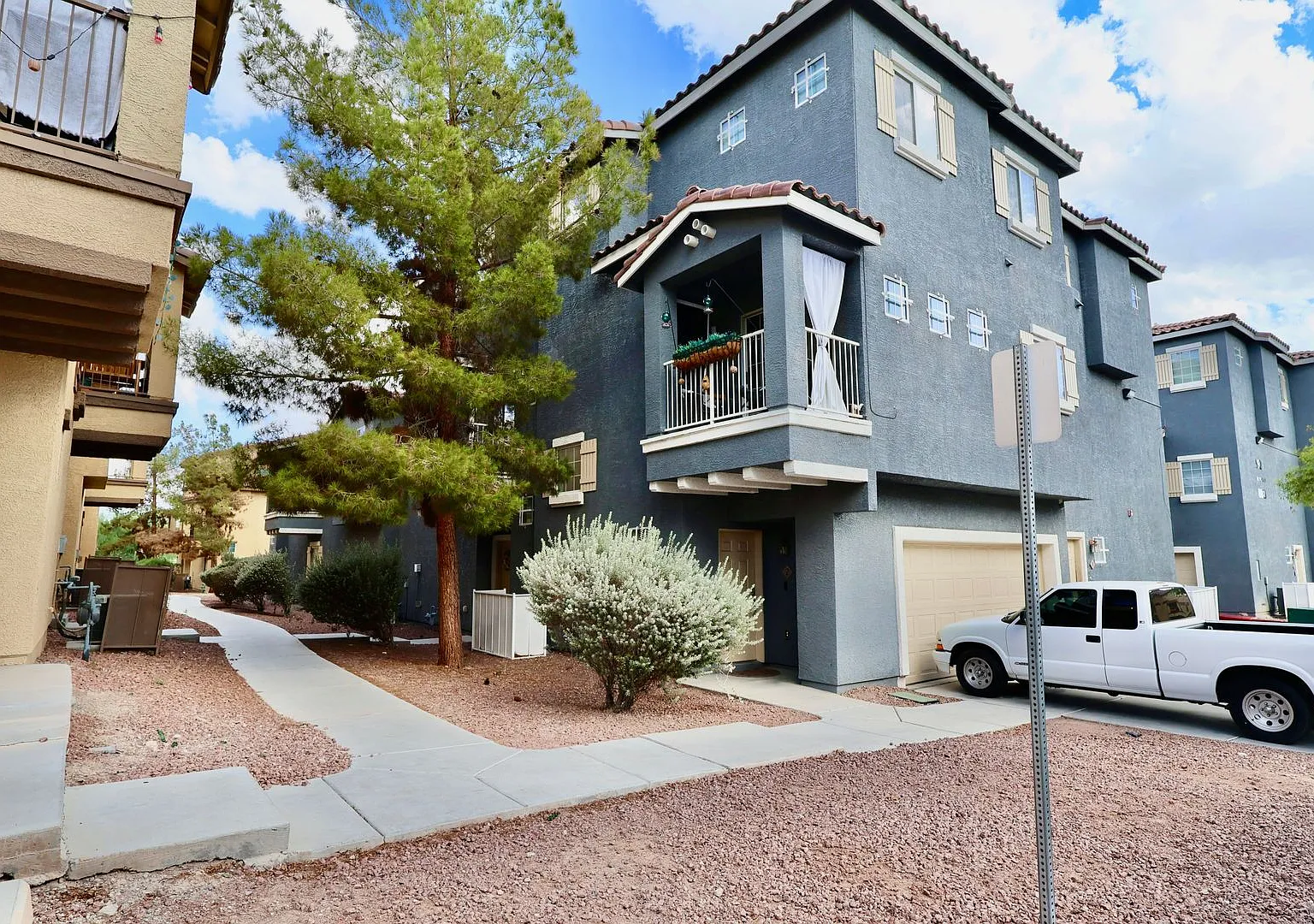 Spacious 3-story townhome located in a desirable gated community! — Photo 1
