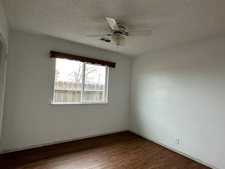 1217 E Kennedy St — Photo 5