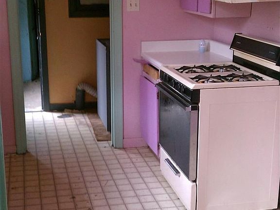 5th image of 129 E 11th St