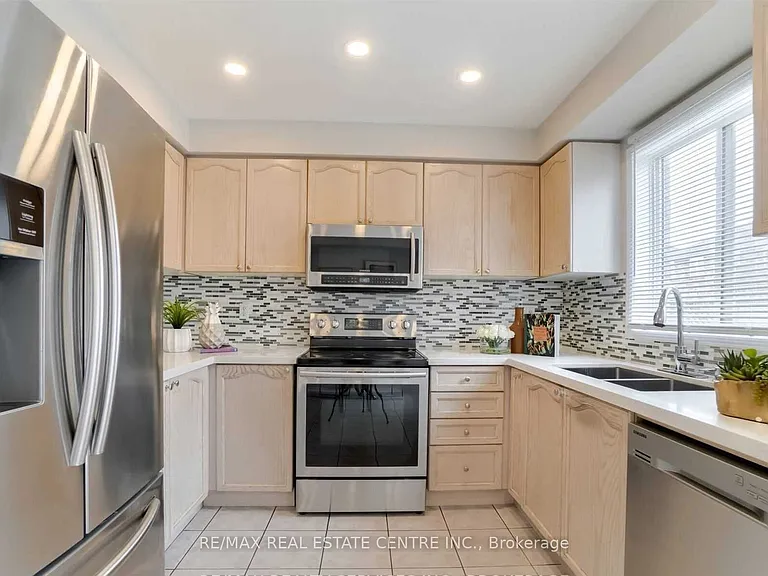 92 Lake Louise Dr #UPPER — Photo 7