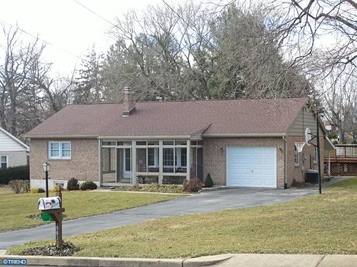 863 Beach St photo 1