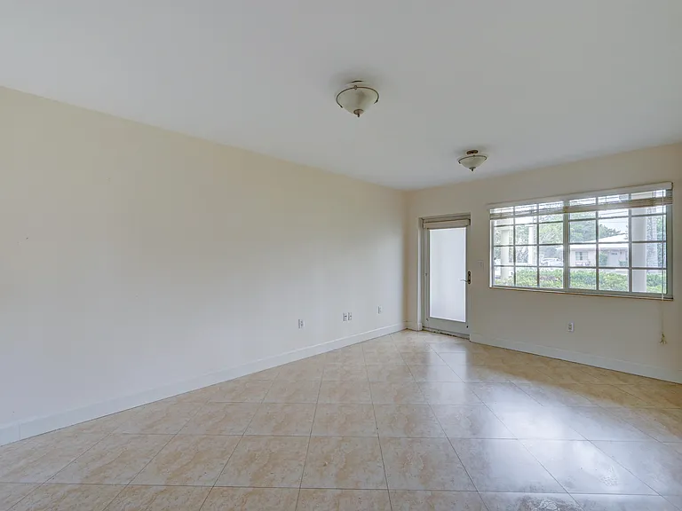 410 SW 15th St #204 — Photo 6