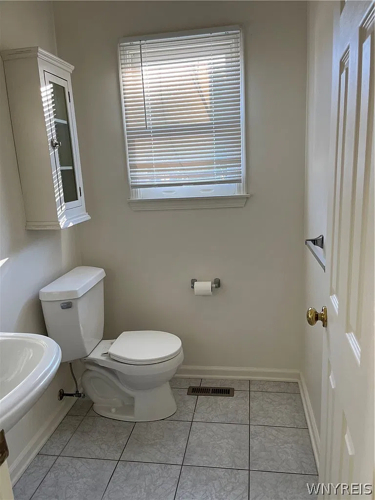 3 bed, 2.5 bath, 2664 sqft, $2,300 — Photo 4