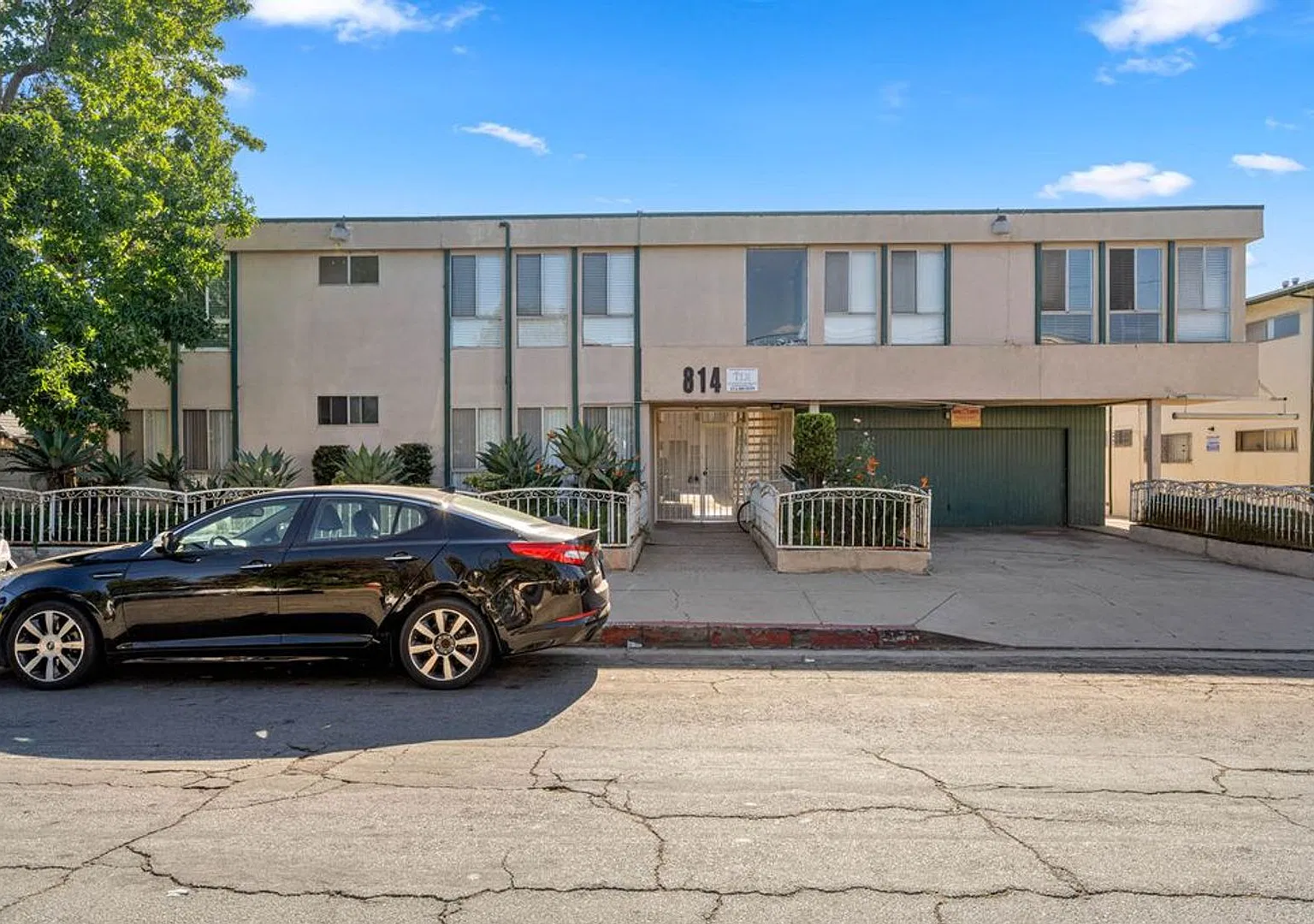 814 Victor Ave — Photo 2