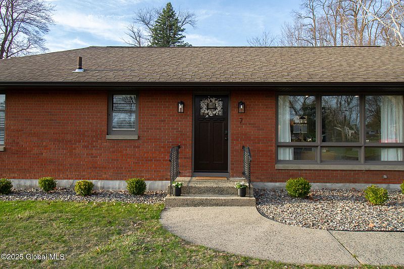 2nd image of 7 Pleasant View Drive