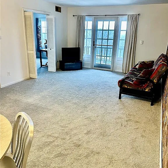 1060 Chatham Park Dr — Photo 1