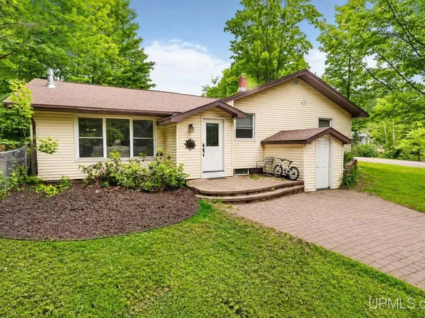 1695 Vandenboom Ave, Marquette, MI 49855