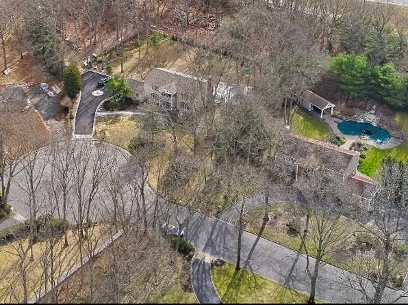 9 Jeanine Court, Dix Hills, NY 11746