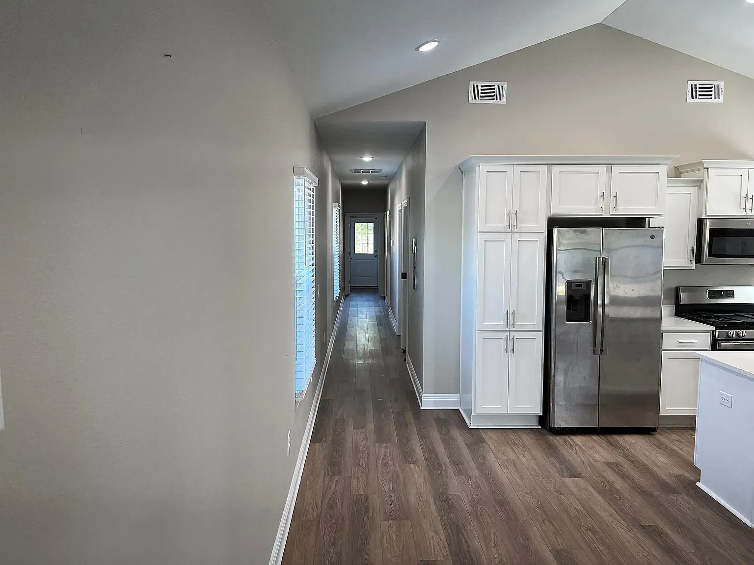 3 bed, 1054 sqft, $2,100 — Photo 2
