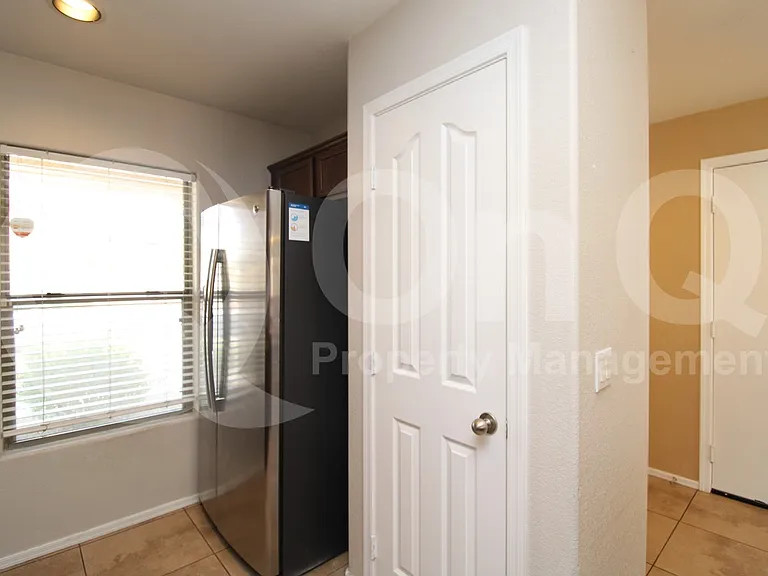7644 S 64th Ln — Photo 5