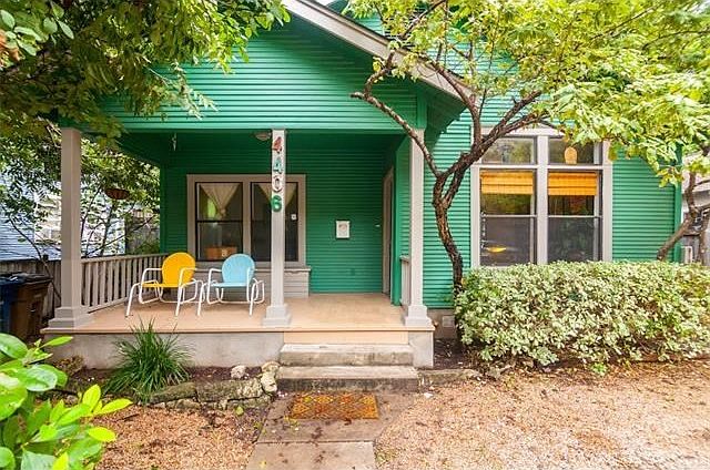 Fabulous Hyde Park home, one block from restaurant district!