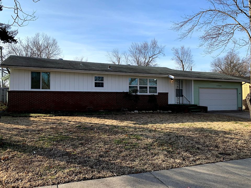 Front View - All new windows throughout the house & new blinds. All walls have newly been painted, along with the kitchen and full bathroom cabinets. Carpeting and vinyl planks placed in 2021.
