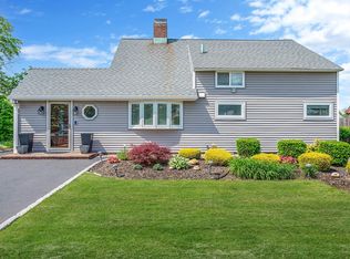 51 Pewter Ln, Hicksville, NY 11801