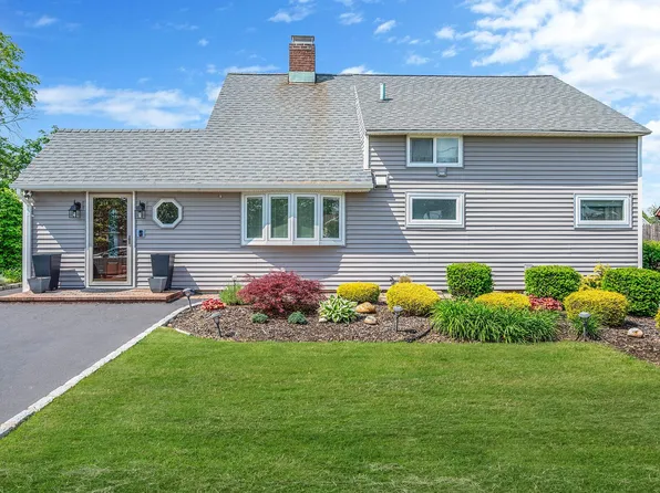 51 Pewter Lane, Hicksville, NY 11801