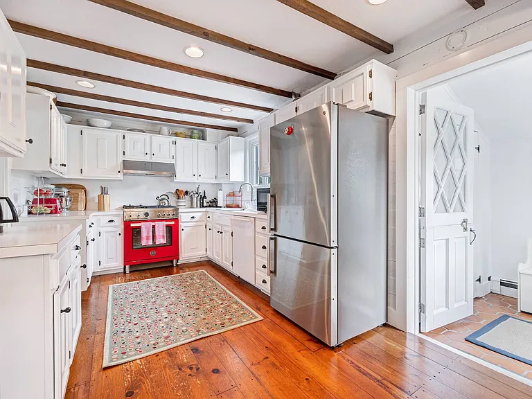 32 Sag Harbor Tpke — Photo 8