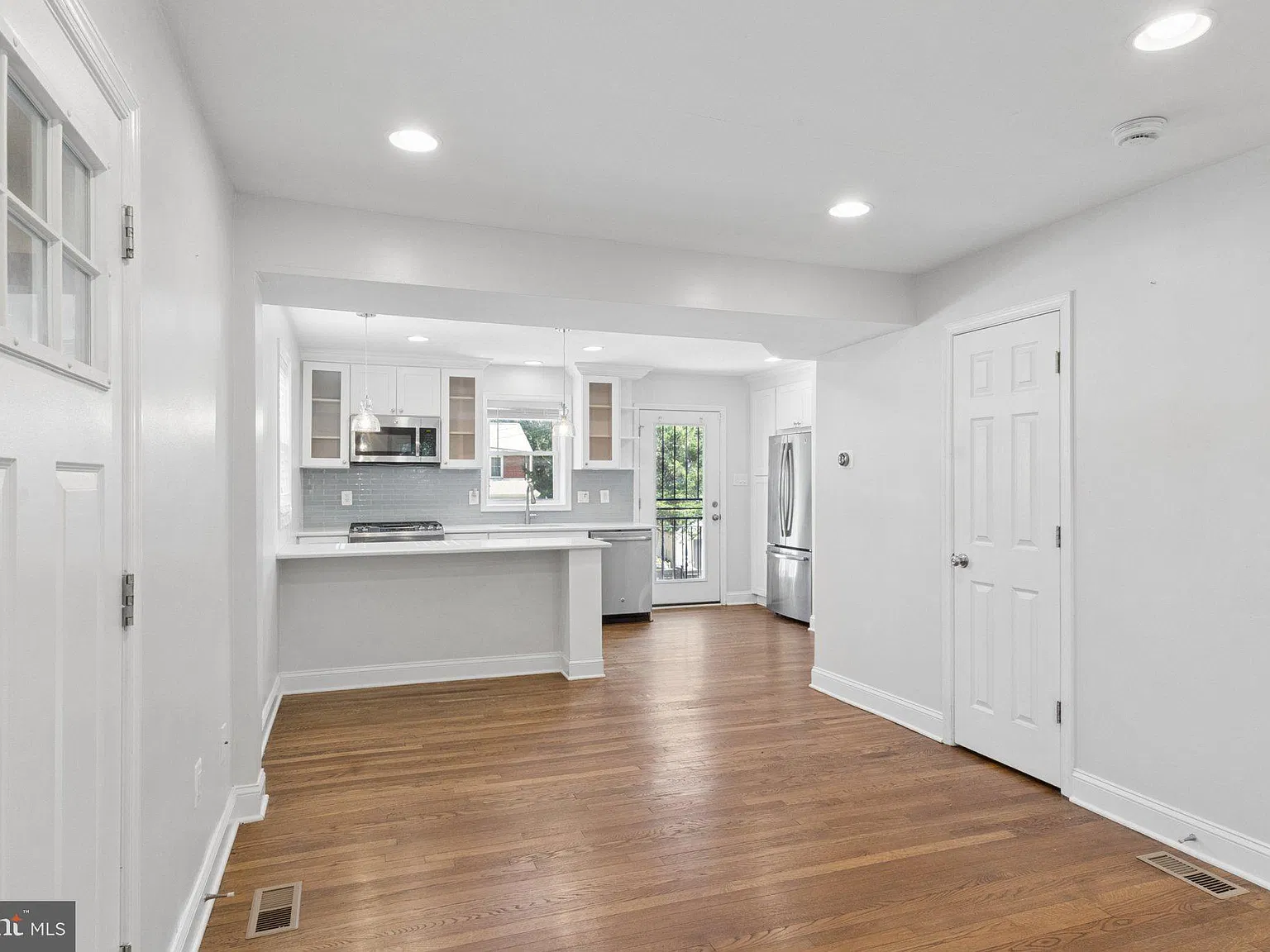4 bed, 2.5 bath, 1789 sqft, $4,100 — Photo 4